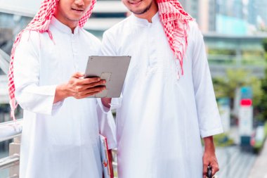 Arap takımı dijital tablet uae sendika elemanlarını tutuyor. Akıllı tablet kullanan dijital pazarlama Arap grubu modern Müslüman BAE şehrini tartışıyor. Girişimci Asyalı insanlar toplantı takımlarına gülümsüyor.