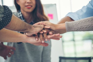 Farklılık, iş ortağı takım çalışmasıydı. Ebeleme takımının gücünü el ele tutuştular. Çoklu Etnik Takım Çalışması Dostluk Grubu birlikte beyin fırtınası yapıyor. İş adamları el ele tutuşuyor.