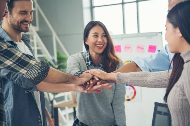 Bir grup çeşitlilik, insanların el ele tutuşmasını sağlıyor. Ebeleme takımının gücü. Birlikte çalışan çok ırklı grup çalışmasıydı. İş adamları el ele tutuşuyor. İş toplantısı