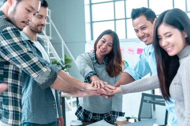 Bir grup çeşitlilik, insanların el ele tutuşmasını sağlıyor. Ebeleme takımının gücü. Birlikte çalışan çok ırklı grup çalışmasıydı. İş adamları el ele tutuşuyor. İş toplantısı