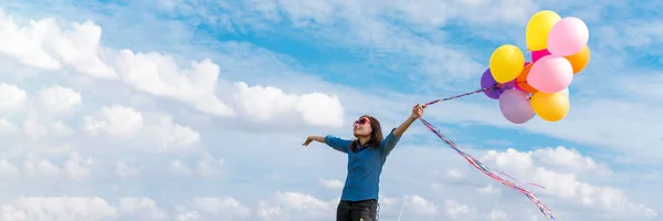 Banner Chica Linda Alegre Sosteniendo Globos Corriendo Verde Prado Nube —  Fotos de Stock