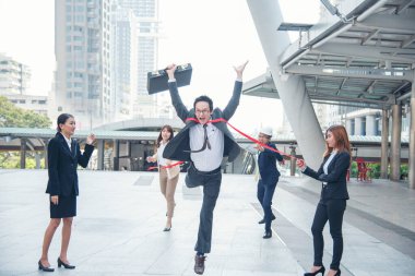 İş dünyasından takım elbiseli bir grup iş adamı çizgide başarı amacı zafer stratejisini tamamlamak için koşuyorlar. Birincilik için rekabetçi bir yarış. Çoklu etnik çeşitlilik yarışması.