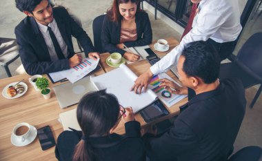 Çeşitli şirket işbirliği toplantıları beyin fırtınası yapan iş yerleri. Asya Şirketi Toplantısı takım çalışmasıyla beyin fırtınası yapıyor. Çeşitlilik İş Adamları Şirket işyerinde Birlikte Çalışıyor.