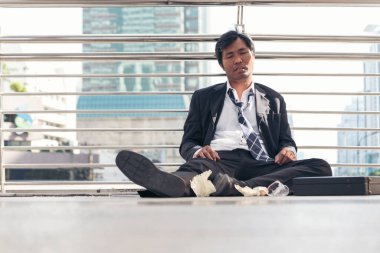 Başarısız işadamı işsiz, ekonomik durgunluk krizi, stres ve işini kaybetmek. Ümitsizlik iflasın eşiğinde iş adamları orta yaşlı bunalımlı durumlarda streslidir. Ekonomik kriz umutsuzluğu