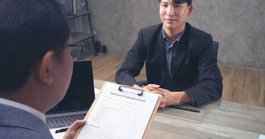 İnsan Kaynakları İK memurunun iş görüşmesi. Yeni çalışanın gülümseyen yüzüyle ofiste tokalaşması. İnsan Kaynakları Müdürü 'nün sorgulama özgeçmişi, yüz yüze. İş Görüşmesi Konsepti