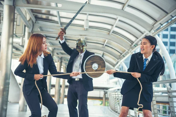 İş dünyasından takım elbiseli bir grup iş adamı çizgide başarı amacı zafer stratejisini tamamlamak için koşuyorlar. Birincilik için rekabetçi bir yarış. Çoklu etnik çeşitlilik yarışması.