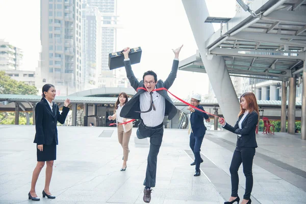 İş dünyasından takım elbiseli bir grup iş adamı çizgide başarı amacı zafer stratejisini tamamlamak için koşuyorlar. Birincilik için rekabetçi bir yarış. Çoklu etnik çeşitlilik yarışması.