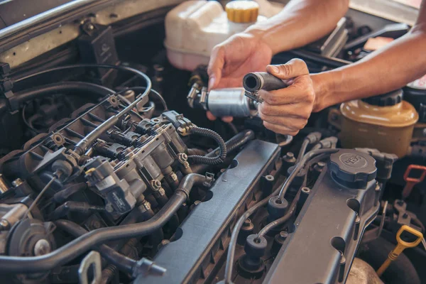 Feche Carro Mecânico Homem Mãos Reparação Automóvel Oficina Reparação Homem — Fotografia de Stock