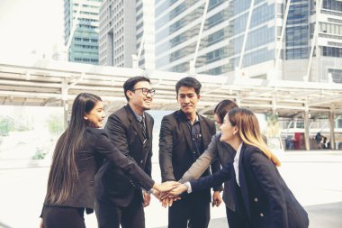 Bir grup çeşitlilik, insanların el ele tutuşmasını sağlıyor. Ebeleme takımının gücü. Birlikte çalışan çok ırklı grup çalışmasıydı. İş adamları el ele tutuşuyor. İş toplantısı