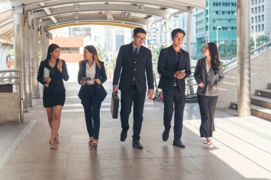 Kalabalık iş adamları modern şehir yaşamında işe, çalışma ofisine gidiyorlar. Kalabalık bir işçi grubu iş kadını ile meşgul bir hayat sürüyor. Şehir hayatı yaşayan bir adam. İş İnsanları Konsepti.