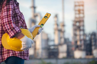 İnşaat işçisi kadın inşaat sektöründe güvenlik önlüğü takıyor. Sıkı kasklı inşaat mühendisi kadın mühendis. Kadın inşaat mühendisi konsepti