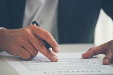 İş adamı, konferans odasında projelere başlamak için kalem imzası kullanıyor. İşletme müdürü toplantı odasında kontrat imzaladı. İş anlaşması kavramı