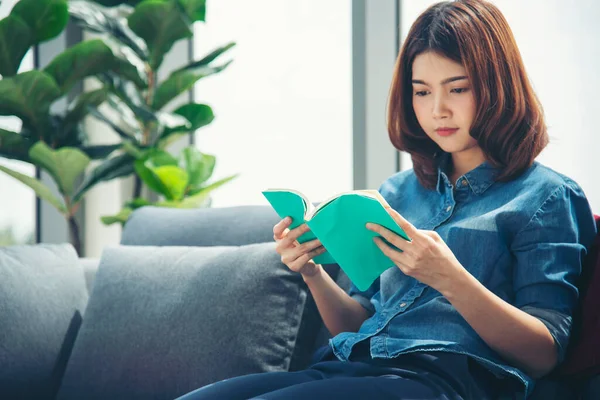 Giovane Donna Asiatica Lettura Libro Sul Divano Accogliente Divano Caldo — Foto Stock