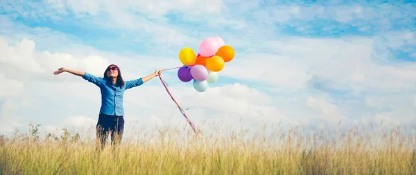 Banner Vrolijk Schattig Meisje Met Ballonnen Lopen Groene Weide Witte — Stockfoto