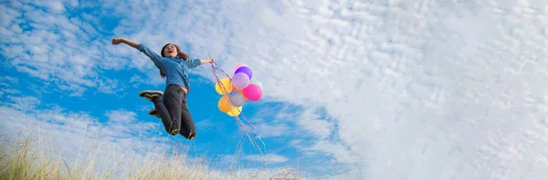 Banner Menina Bonito Alegre Segurando Balões Correndo Verde Prado Nuvem — Fotografia de Stock