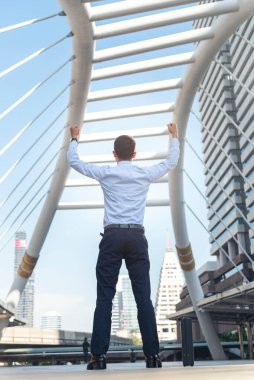 Zafer adamının gücü yumruğu tutuyor. Pozitif enerji. Arka taraf adamı şehir yaşamını güçlendirir. Liderlik işadamı pozitif motivasyon özgürlük hayatı. Kazanan zafer insanları konsepti