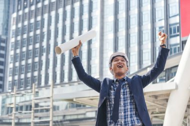 Zafer sahibi işadamı mühendis güç yumruğu kroşe planı kazananı pozitif enerji. Arka plandaki mimari adam şehir yaşamını güçlendirir. Liderlik işadamı motivasyon mühendisliği