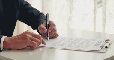 İş adamı, konferans odasında projelere başlamak için kalem imzası kullanıyor. İşletme müdürü toplantı odasında kontrat imzaladı. İş anlaşması kavramı