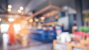 Perakende mağazasındaki bulanık arka plan alışveriş merkezi ışık saçan iş etkinliği. Marketin bulanık arka planı. Görüntü Kongresi Salonu seyircisi raflarda ürünleri sunar.