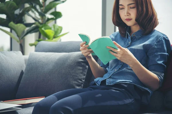 Giovane Donna Asiatica Lettura Libro Sul Divano Accogliente Divano Caldo — Foto Stock