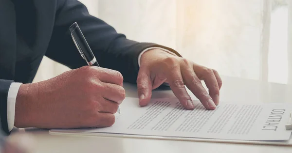 Empresário Mão Usando Caneta Assinatura Novo Contrato Para Iniciar Projetos — Fotografia de Stock