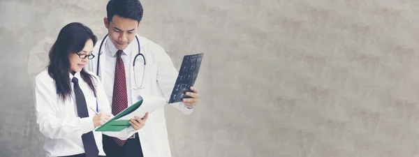 Banner Two Asian Doctors Discuss Meeting Office Medical Clinic Young — Stock fotografie