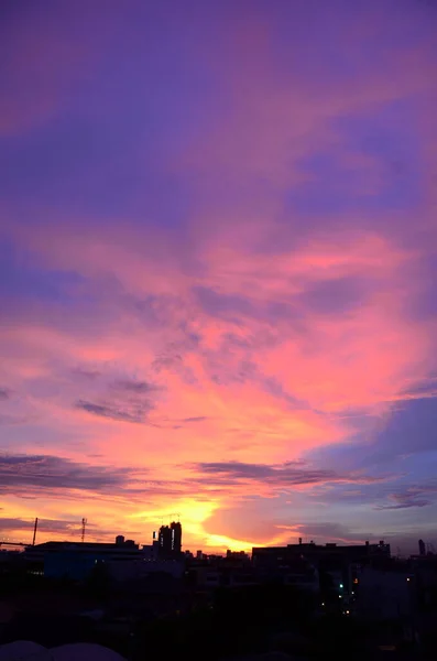 Dramatyczne Sunset Niebo Zakres Piękny Krajobraz Zmierzch Złoty Czas Tętniące — Zdjęcie stockowe