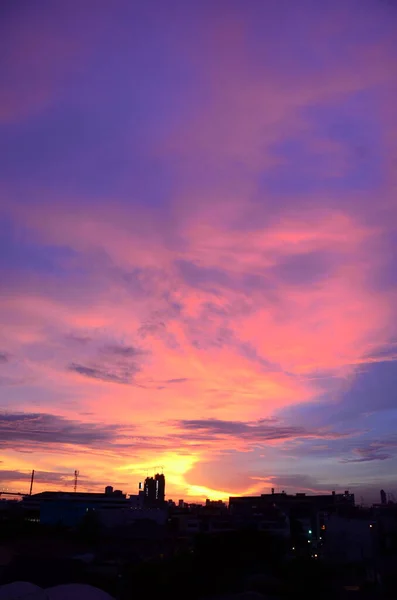 劇的な日没の空の範囲美しい風景夕暮れ黄金の時間活気のある空 美しい風景は パノラマの風景夜明け劇的な空のタイムラプスを生き残る 日の出の風景黄金の空の日差し — ストック写真