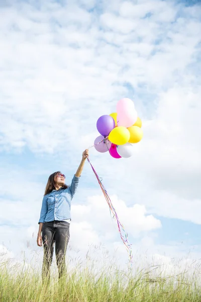 Mujer Sosteniendo Globos Corriendo Prado Verde Nube Blanca Cielo Azul —  Fotos de Stock