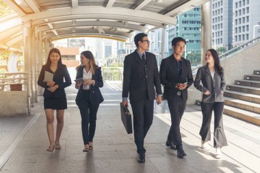 Kalabalık iş adamları modern şehir yaşamında işe, çalışma ofisine gidiyorlar. Kalabalık bir işçi grubu iş kadını ile meşgul bir hayat sürüyor. Şehir hayatı yaşayan bir adam. İş İnsanları Konsepti.