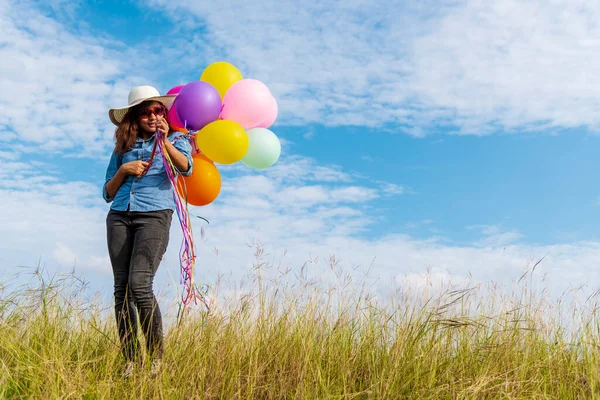 Vrouw Met Ballonnen Groene Weide Witte Wolk Blauwe Lucht Met — Stockfoto