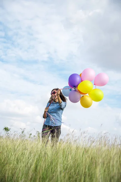 Vrouw Met Ballonnen Groene Weide Witte Wolk Blauwe Lucht Met — Stockfoto