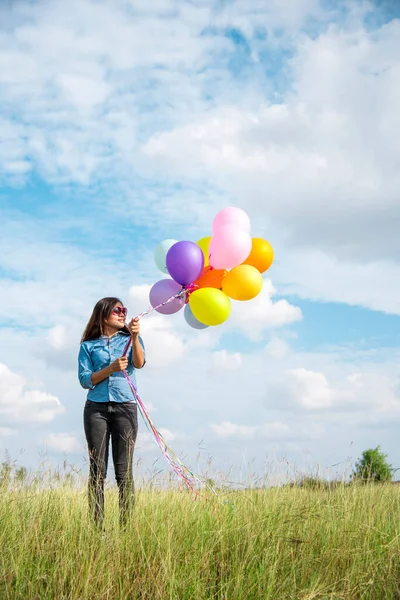 Yeşil Çayır Bulutu Üzerinde Koşan Balonları Tutan Bir Kadın Mavi — Stok fotoğraf