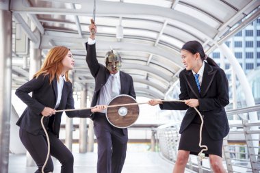 İş dünyasından takım elbiseli bir grup iş adamı çizgide başarı amacı zafer stratejisini tamamlamak için koşuyorlar. Birincilik için rekabetçi bir yarış. Çoklu etnik çeşitlilik yarışması.