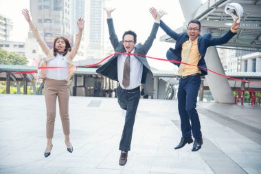 İş dünyasından takım elbiseli bir grup iş adamı çizgide başarı amacı zafer stratejisini tamamlamak için koşuyorlar. Birincilik için rekabetçi bir yarış. Çoklu etnik çeşitlilik yarışması.