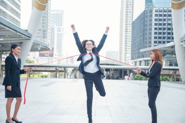 İş dünyasından takım elbiseli bir grup iş adamı çizgide başarı amacı zafer stratejisini tamamlamak için koşuyorlar. Birincilik için rekabetçi bir yarış. Çoklu etnik çeşitlilik yarışması.