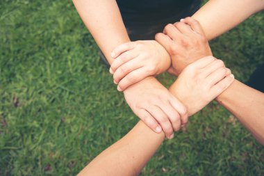 Bir grup çeşitlilik, insanların el ele tutuşmasını sağlıyor. Ebeleme takımının gücü. Birlikte çalışan çok ırklı grup çalışmasıydı. İş adamları el ele tutuşuyor. İş toplantısı