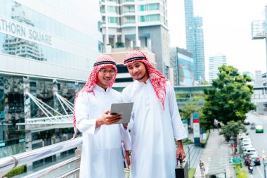 Arap takımı dijital tablet uae sendika elemanlarını tutuyor. Akıllı tablet kullanan dijital pazarlama Arap grubu modern Müslüman BAE şehrini tartışıyor. Girişimci Asyalı insanlar toplantı takımlarına gülümsüyor.