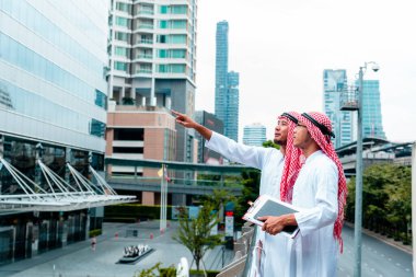 Arap takımı dijital tablet uae sendika elemanlarını tutuyor. Akıllı tablet kullanan dijital pazarlama Arap grubu modern Müslüman BAE şehrini tartışıyor. Girişimci Asyalı insanlar toplantı takımlarına gülümsüyor.