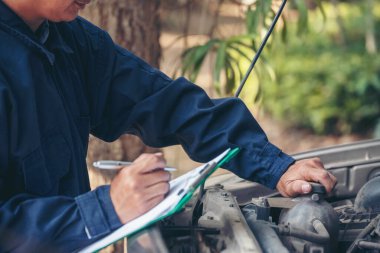 Otomotiv merkezindeki tamirci oto tamirhanesinde. Teknisyen atölyesi motor tamir araçları makine mühendisliği işi. Otomobil tamircisi eller araba tamir teknisyeni