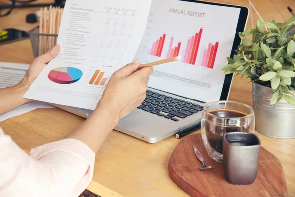 Empresaria Leyendo Gráficos Financieros Planificación Analizando Datos Marketing Las Mujeres —  Fotos de Stock