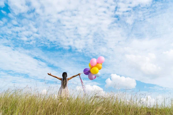 Chica Linda Alegre Sosteniendo Globos Corriendo Prado Verde Nube Blanca —  Fotos de Stock