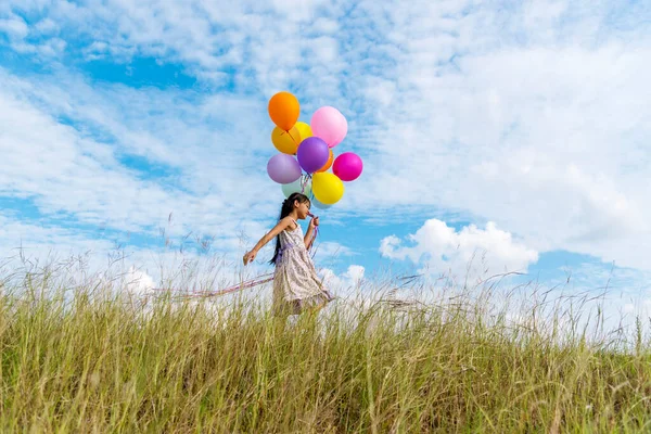 Veselý Roztomilý Dívka Drží Balónky Běží Zelené Louce Bílý Mrak — Stock fotografie