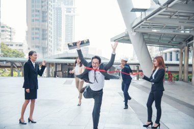 İş dünyasından takım elbiseli bir grup iş adamı çizgide başarı amacı zafer stratejisini tamamlamak için koşuyorlar. Birincilik için rekabetçi bir yarış. Çoklu etnik çeşitlilik yarışması.