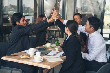 Çok ırklı çok ırklı ortaklar, çok ırklı insanlarla bir araya gelip el ele tutuşuyor. Çeşitlilik insanların elleri güçlendirir ortaklık ekipleri gönüllü toplulukla bağlantı kurar