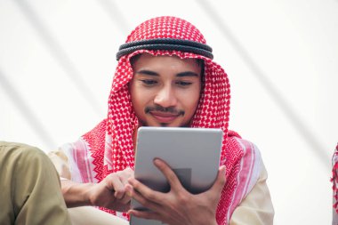 Akıllı telefon uygulaması kullanan İslami adam, ajandasını akıllı telefon Müslüman modern uae şehrine odaklıyor. Arap erkekleri tesettür ve Müslüman resmi giysileri giyer. Çevrimiçi yaşam tarzı mesajları gönderir.