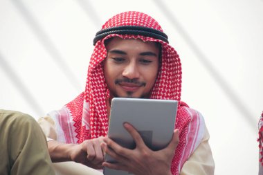 Akıllı telefon uygulaması kullanan İslami adam, ajandasını akıllı telefon Müslüman modern uae şehrine odaklıyor. Arap erkekleri tesettür ve Müslüman resmi giysileri giyer. Çevrimiçi yaşam tarzı mesajları gönderir.