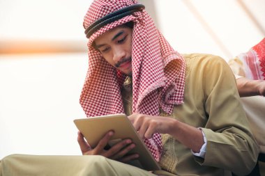 Akıllı telefon uygulaması kullanan İslami adam, ajandasını akıllı telefon Müslüman modern uae şehrine odaklıyor. Arap erkekleri tesettür ve Müslüman resmi giysileri giyer. Çevrimiçi yaşam tarzı mesajları gönderir.