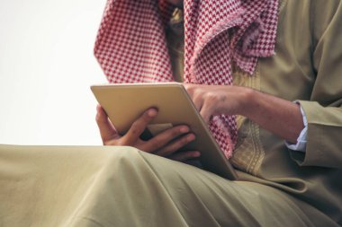 Akıllı telefon uygulaması kullanan İslami adam, ajandasını akıllı telefon Müslüman modern uae şehrine odaklıyor. Arap erkekleri tesettür ve Müslüman resmi giysileri giyer. Çevrimiçi yaşam tarzı mesajları gönderir.