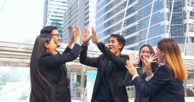 Çok ırklı Mutlu Ortaklar el ele tutuşuyor. Çok ırklı tebessüm grubundan insanlar el ele verip el ele tutuşuyorlar. Güçlendirme ortaklık ekiplerine katılan çeşitli insanlar gönüllü bağlantı kuruyor